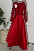 فستان سهره بأكمام طويلة مزين بورود بارزة لون أحمر