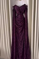 فستان سهره بأكمام طويلة واسعة لون عنابي