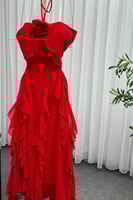 فستان ناعم مقفل بأكمام مكشوفة لون أحمر