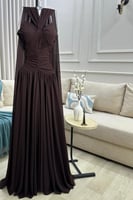 فستان سهره ناعم مزين بالكسرات لون بني