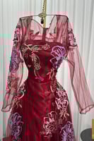 فستان سهره بأكمام طويلة مطرزة لونين