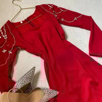 فستان سهرة ناعم مزين بالخرز اللون أحمر