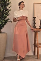 فستان اوف شولدر لون وردي مع ابيض