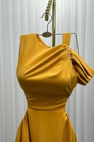 فستان ناعم بياقة مايلة لون منغاوي