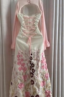 فستان اوف شولدر لون ابيض مع وردي