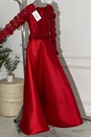 فستان سهره بأكمام طويلة مزين بورود بارزة لون أحمر