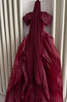 فستان سهرة انيق بذيل بلونين وردي واحمر