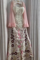 فستان اوف شولدر لون ابيض مع وردي