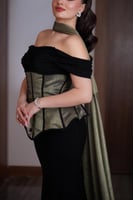 فستان سهره أوف شولدر بشال خارجي لون اسود و أخضر
