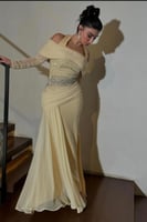 فستان سهرة أوف شولدر مزين بالخرز لون أصفر