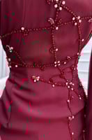 فستان سهرة أوف شولدر بأكمام طويلة لون أحمر داكن