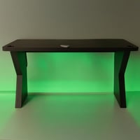 طاولة قيمنق احترافية بإضاءة RGB