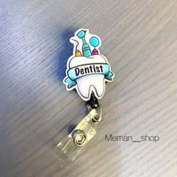 حامل بطاقه طبيب اسنان