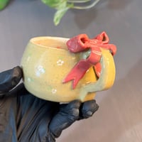 كوب الفيونكه الورديه