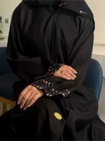 عباية بطرحة جوانح مطرز