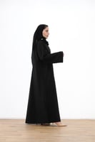 عباية بطرحة بان