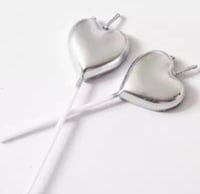 قلب لون فضي