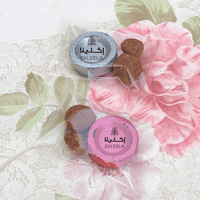 قطعة فحم مع قطعتين بخور