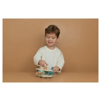 لعبة الطائرة الخشبية