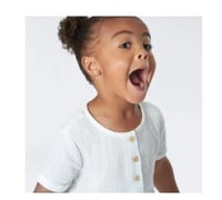 فستان بقماش الشاش أبيض