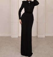 فستان جيرسي اسود طويل مزين بشرائط مخمل ودانتيل