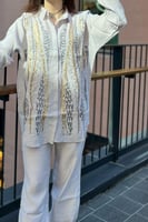طقم ابيض من بنطلون وقميص بقصة واسعة مطرز