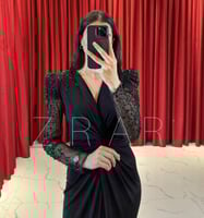 فستان سهرة انيق جيرسيه بخصر لف واكمام مزينة بالشك...