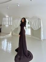 فستان بني كريب بخصر عالي وذيل شيفون منسدل