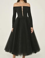 فستان اوف شولدرز كريب وتل مزين بكرستالات