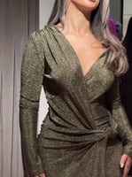 فستان سهرة ناعم بقماش ميتاليك مرن وعقدة جانبية