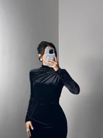 فستان اسود مخمل بشك عالكتف وفتحة جانبية