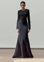 فستان بيرلا كم طويل دانتيل كريب مطرز بالترتر