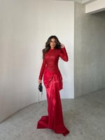 فستان سهرة احمر ترتر بقصة فيونكة منخفضة