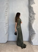 فستان ليكرا زيتي بقصة منخفضة وكيب طويل منسدل