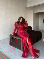 فستان سهرة احمر ترتر بقصة فيونكة منخفضة