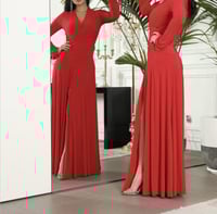 فستان ناعم طويل بقماش مرن وصدر لف وقصة انيقة منخفض...