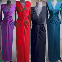 فستان مزموم جيرسيه بخصر ضيق واكتاف عالية