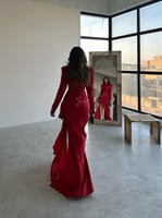 فستان سهرة احمر ترتر بقصة فيونكة منخفضة