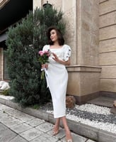 فستان ابيض ميدي انيق باكمام قصيرة مطرزة وحزام