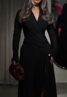 فستان ناعم طويل بقماش مرن وصدر لف وقصة انيقة منخفض...