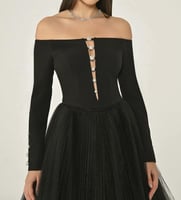 فستان اوف شولدرز كريب وتل مزين بكرستالات