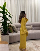 فستان سهرة اصفر كريب بطول غير متماثل وقصة خصر ضيقة...