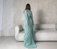 فستان سهرة بقصة كورسيه وكيب