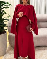 فستان أحمر فخم بقصة كيب وطول غير متماثل