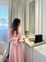 فستان ميدي بينك بقصة منخفضة