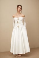 فستان ابيض بقصة منخفضة واكمام طويلة