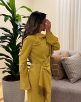 فستان سهرة اصفر كريب بطول غير متماثل وقصة خصر ضيقة...