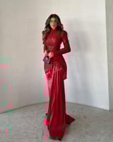 فستان سهرة احمر ترتر بقصة فيونكة منخفضة