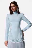 فستان ماكسي شيفون مطرز بهدب منسدل ومزين باللولو