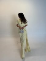 فستان لوميرا ليكرا اصفر بقصة منخفضة وكيب طويل منسد...